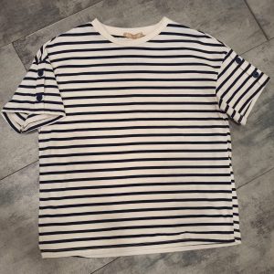 T-shirt rigata con bottoni