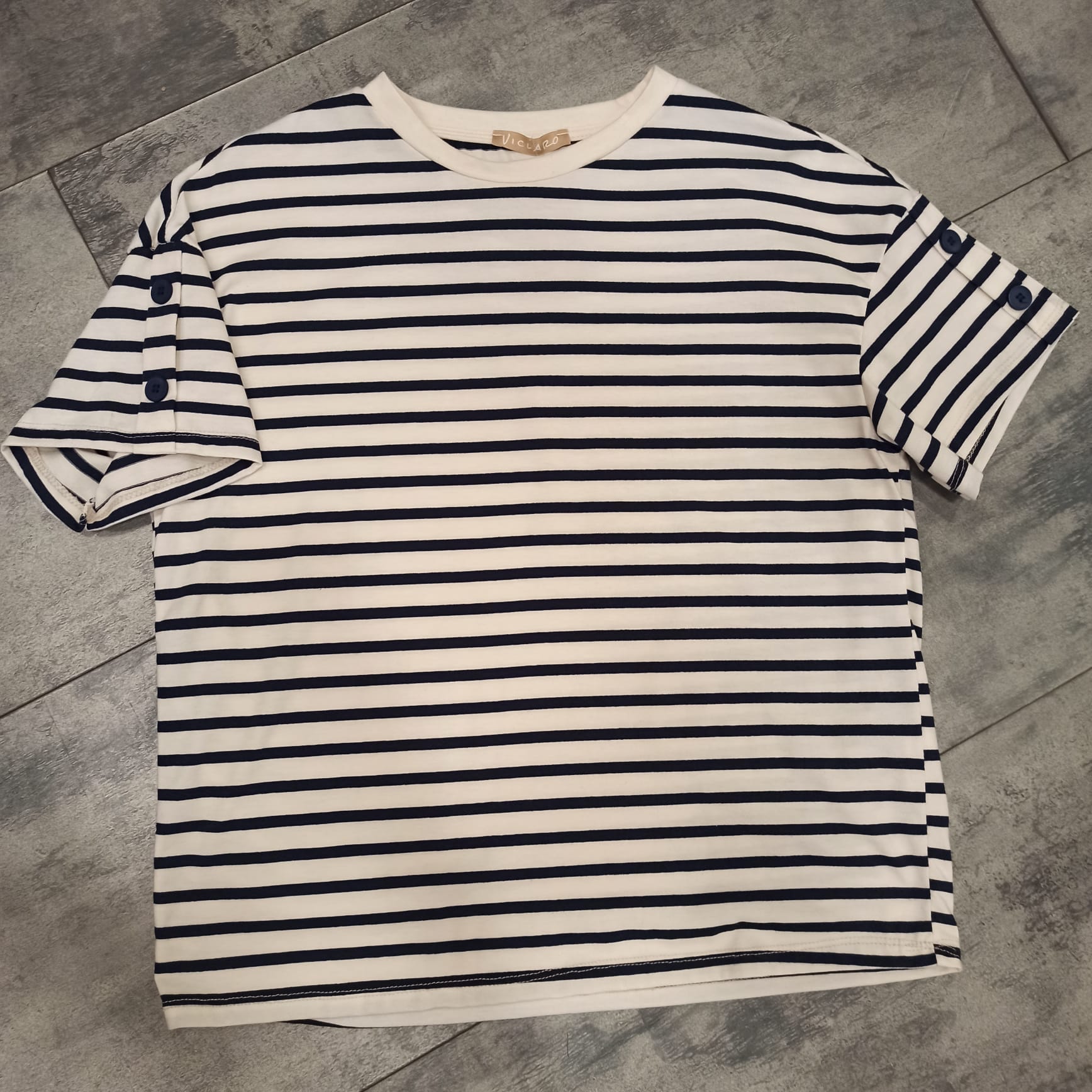 T-shirt rigata con bottoni
