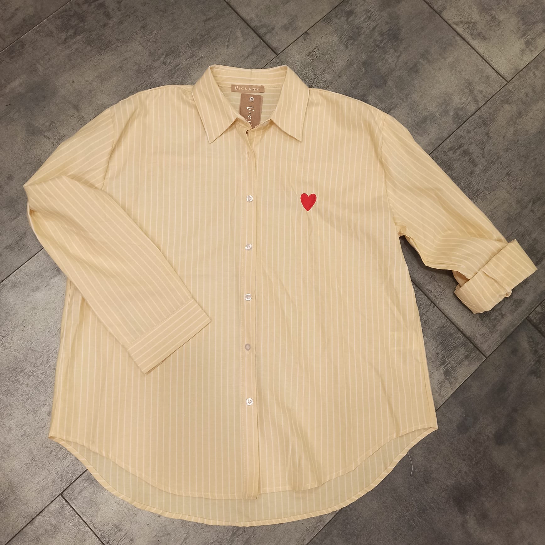 Camicia over rigata con cuore ricamato